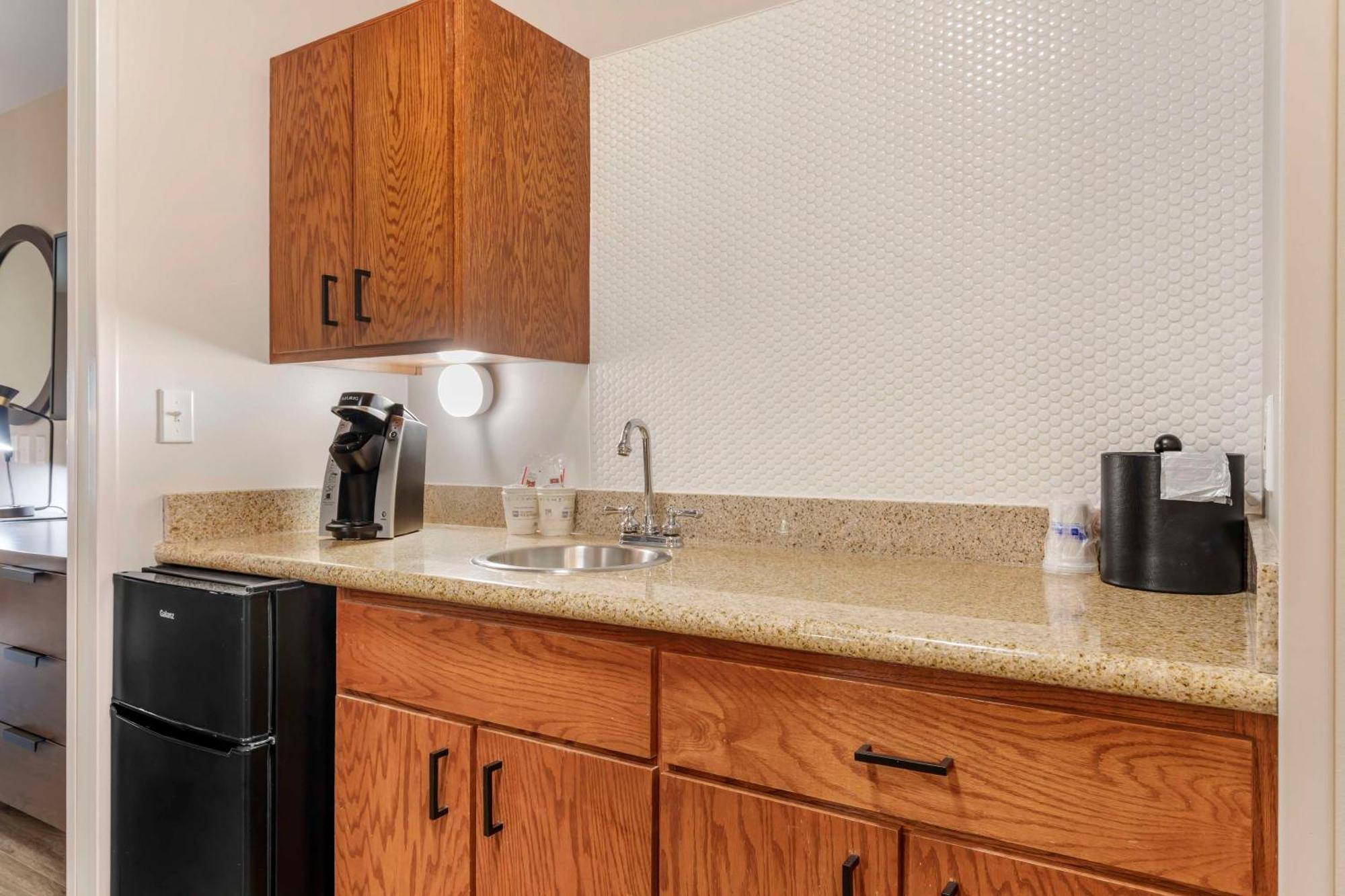 Best Western Plus Riata Brownwood Bagian luar foto
